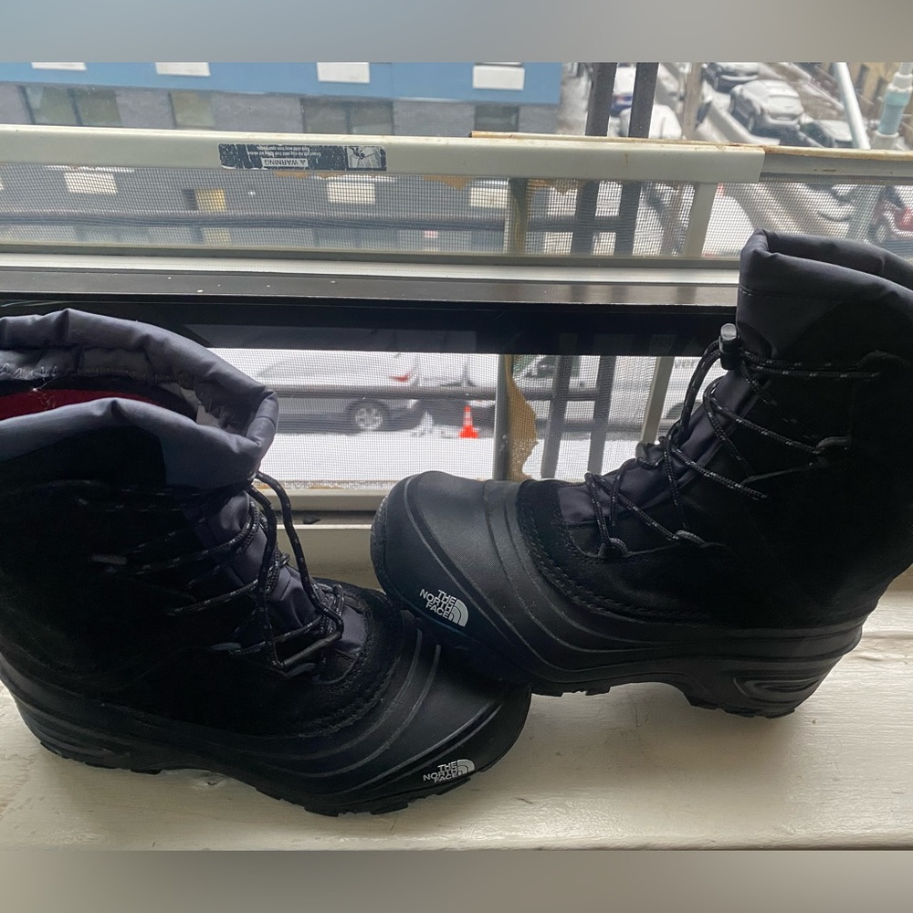 North Face big kid boots size 7 in mint condition